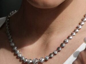 necklace with a pearl in a woman neck