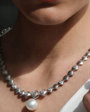 necklace with a pearl in a woman neck